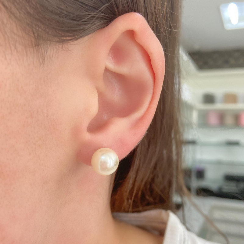 Brinco Pérola Tamanho 10 Banhada a Ouro 18k.